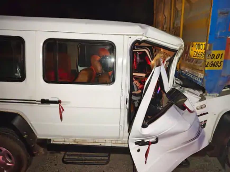 मैहर... कंटेनर में जा घुसी ट्रैक्स क्रूजर... चार लोगों की मौत