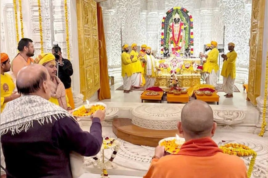 अयोध्या... राजनाथ-योगी ने अन्नपूर्णा मंदिर में फहराई धर्मध्वजा