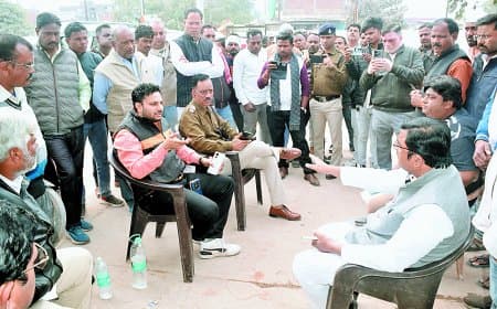 शासकीय जमीन पर अवैध कब्जा बेनकाब, किराए से चल रही गुमटी हटाई गई: नजीराबाद में तीन घंटे चली कार्रवाई, पार्षद का विरोध और हाईकोर्ट तक पहुंचा विवाद