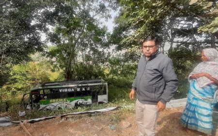 मध्यप्रदेश... डिंडोरी में जबलपुर जा रही बस रेलिंग तोड़कर खाई में गिरी 