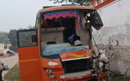 बिहार... जमुई में बस-ट्रक की टक्कर... 55 श्रद्धालु बाल-बाल बचे 