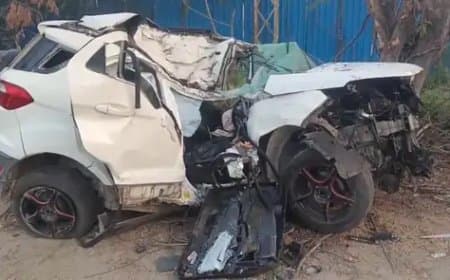 तेलंगाना... सड़क हादसे में चार छात्रों की मौत... कार हो गई चकनाचूर