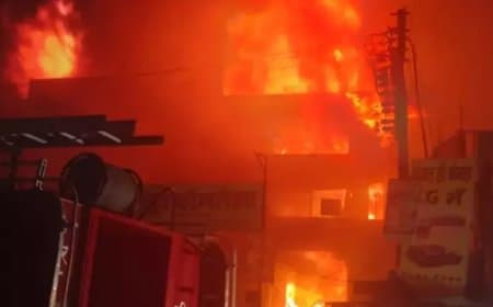 गोरखपुर... जीएसटी-सेल टैक्स ऑफिस खाक... दस घंटे बाद बुझी आग