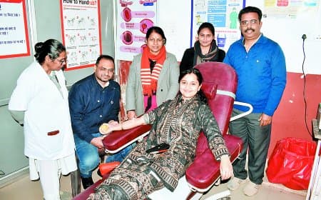 जिला अस्पताल में खून की कमी, डोनर के साथ पहुंच रहे परिजन, 8 यूनिट शेष, बिड़ला से मंगाना पड़ा ब्लड
