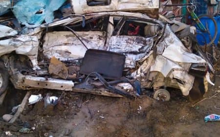 बिहार... मधेपुरा एनएच 106 पर हादसा...चार की मौत...कार के उड़े परखच्चे