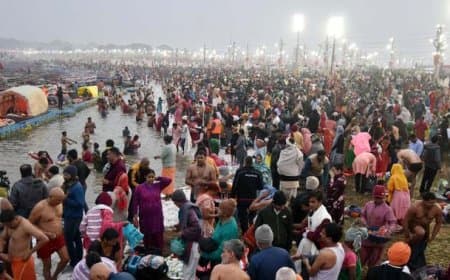 UP...  प्रयागराज में मौनी अमावस्या पर संगम में डुबकी लगाने उमड़ा सैलाब