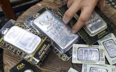 Silver Price Today: चांदी का भाव पहली बार ₹3 लाख के पार, मात्र 1 महीने में 1 लाख की तेजी