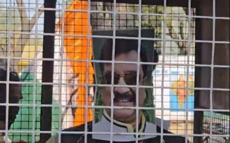 भोपाल:  मंत्री विजय शाह का मुखौटा पहनाकर युवक को पुलिस को सौंपा