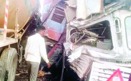 बल्कर व कंटेनर ट्रक की सीधी भिड़ंत चालक केबिन में फंसे, हालत गंभीर