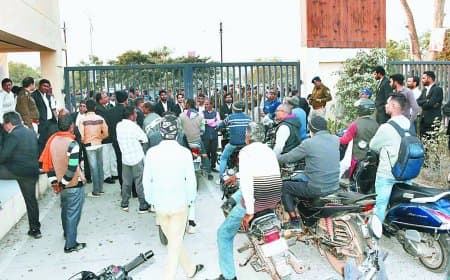 रीवा जिला न्यायालय में हंगामा, अधिवक्ताओं ने पुलिस खदेड़ी, सात घंटे बंद रहा गेट