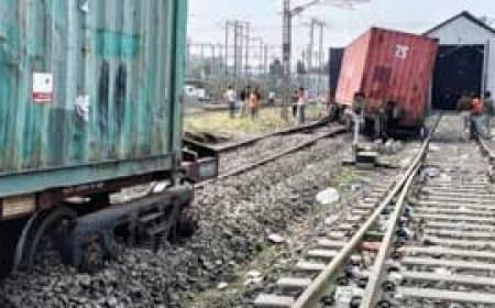 मक्सी रेल हादसा: पटरी टूटने से बेपटरी हुई मालगाड़ी, दो हिस्सों में बंटा ट्रैक; जांच शुरू