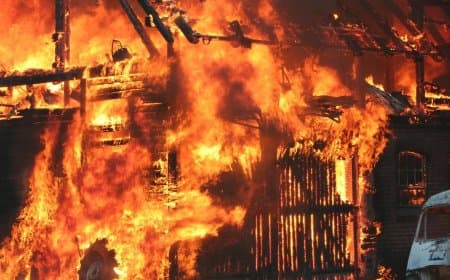 बंगाल में लगी आग... दो गोदाम में आठ लोग जिंदा जले, मचा हड़कंप