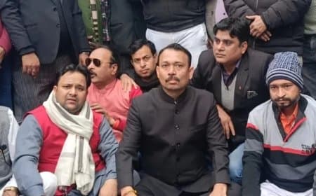 UP: धरने पर बैठे अग्निहोत्री का निलंबन... अविमुक्तेश्वरानंद ने दिया ऑफर