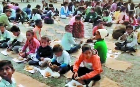 गणतंत्र दिवस पर बच्चों को कागज में भोजन प्रशासन शिक्षा विभाग कटघरे में