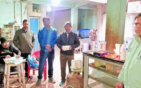 बिना लाइसेंस के हो रही थी दूध पैकेजिंग डेयरी पर छापा, मशीन व स्टॉक जब्त