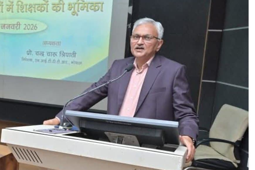 शिक्षकों को होना पड़ेगा संवेदनशील... अपने कार्य का स्वयं करें मूल्यांकन