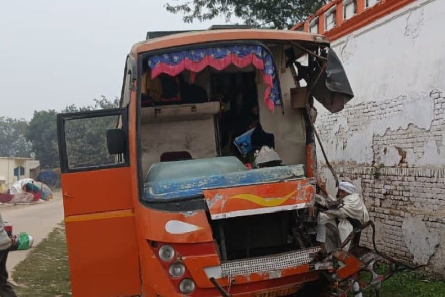 बिहार... जमुई में बस-ट्रक की टक्कर... 55 श्रद्धालु बाल-बाल बचे 