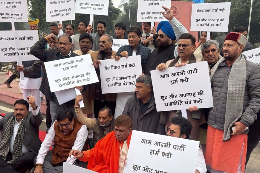 भाजपा विधायकों ने केजरीवाल के खिलाफ खोला मोर्चा... माफी की मांग