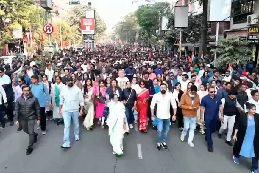 ममता बनर्जी और ED के बीच 'हाई-वोल्टेज' ड्रामा: आई-पैक (I-PAC) रेड के बाद बंगाल में संवैधानिक संकट!