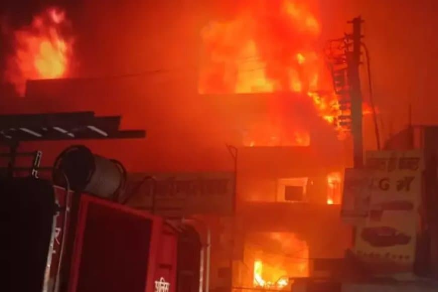 गोरखपुर... जीएसटी-सेल टैक्स ऑफिस खाक... दस घंटे बाद बुझी आग