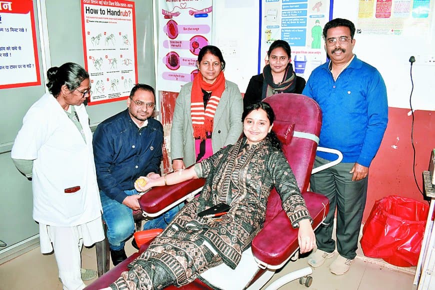 जिला अस्पताल में खून की कमी, डोनर के साथ पहुंच रहे परिजन, 8 यूनिट शेष, बिड़ला से मंगाना पड़ा ब्लड