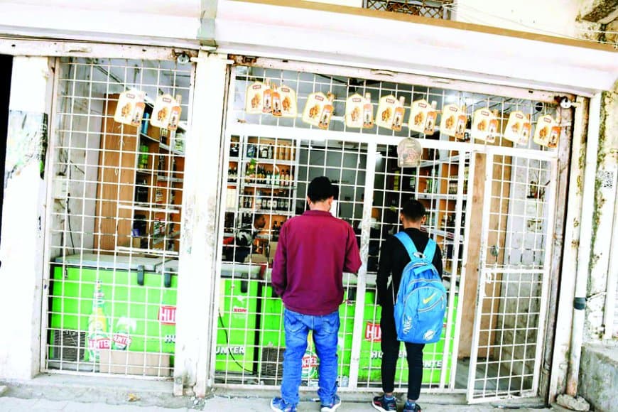 शाम होते ही रीवा की सड़कों पर छलकते जाम नियमों को ठेंगा दिखाता नशा