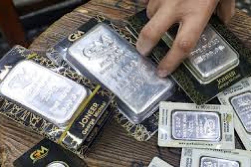 Silver Price Today: चांदी का भाव पहली बार ₹3 लाख के पार, मात्र 1 महीने में 1 लाख की तेजी