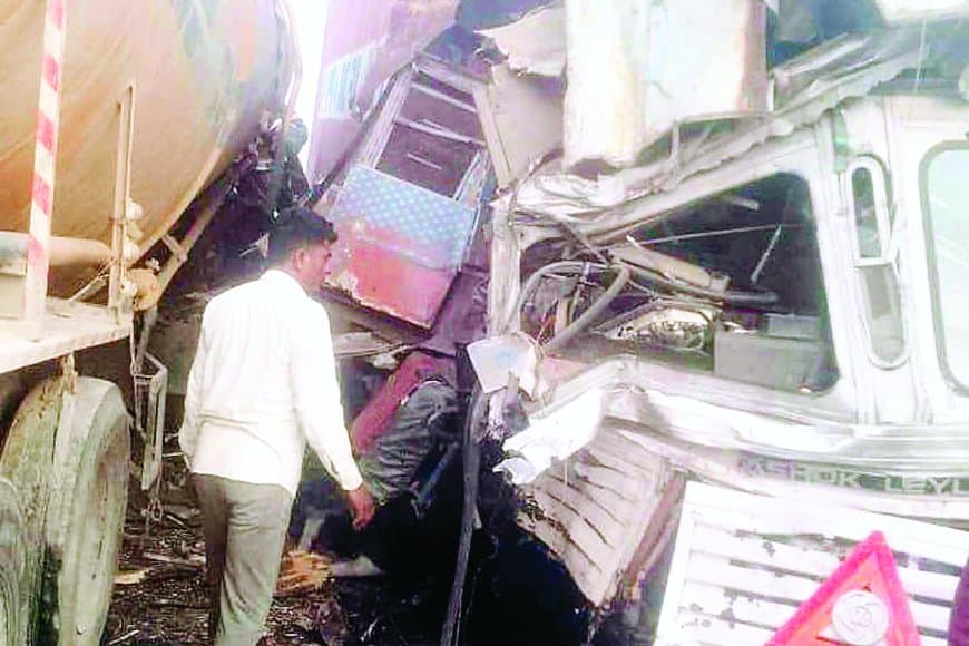 बल्कर व कंटेनर ट्रक की सीधी भिड़ंत चालक केबिन में फंसे, हालत गंभीर