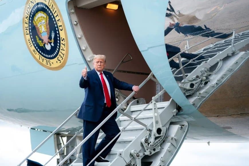 जाना था दावोस: ट्रंप का एयर फोर्स वन विमान तकनीकी खराबी के कारण लौटा 