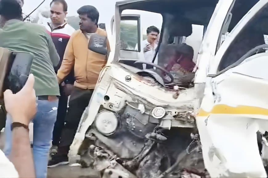 बैतूल : स्कूल वैन और तूफान जीप की टक्कर में एक छात्रा की मौत, 11 घायल