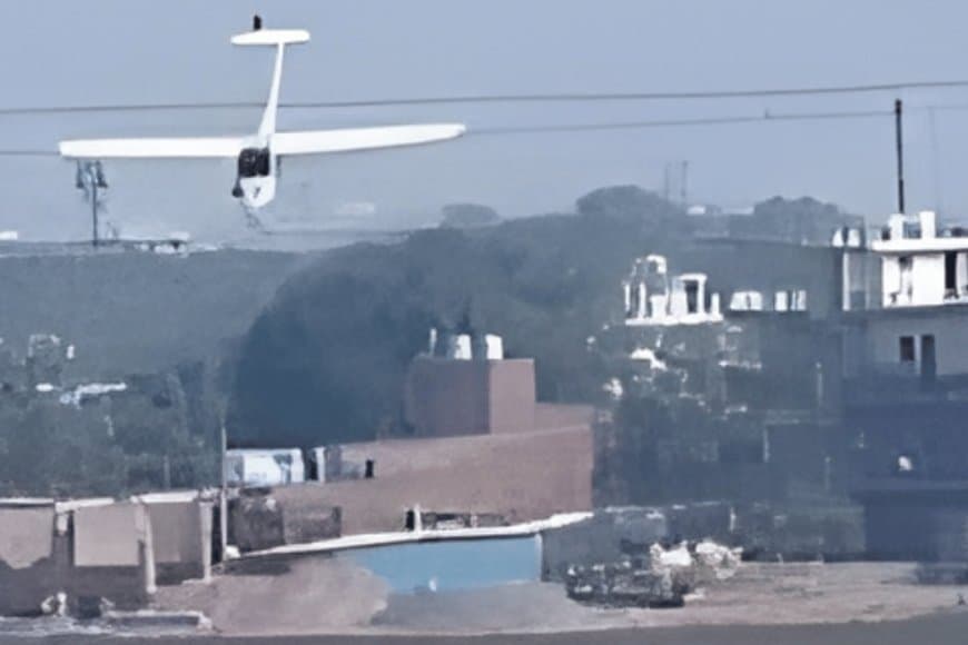 प्रयागराज विमान हादसा: तालाब में गिरा माइक्रोलाइट एयरक्राफ्ट, पायलट सुरक्षित