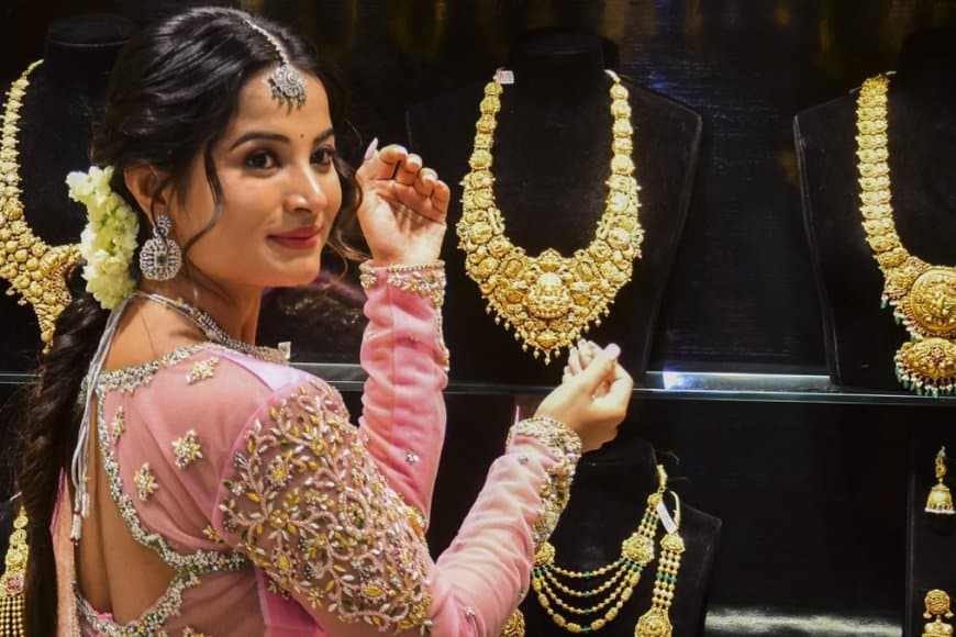 तूफानी कीमतों में लगा ब्रेक: चांदी 20000 सस्ती, सोना 4000 रुपए टूटा