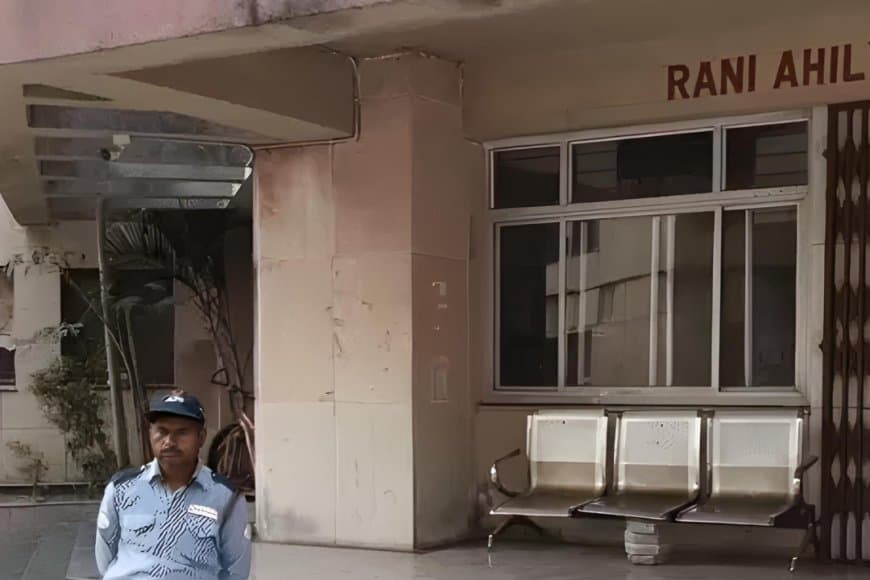 बीटेक छात्रा ने गर्ल्स हॉस्टल में किया सुसाइड, वार्डन पर प्रताड़ना का आरोप