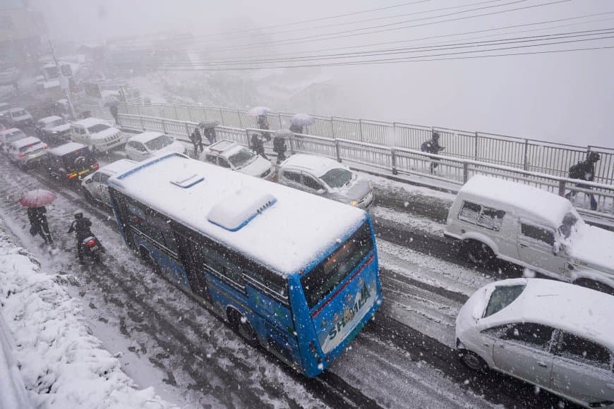 एमपी में बारिश: उत्तरकाशी में बर्फबारी... राजस्थान में सर्दी का सितम