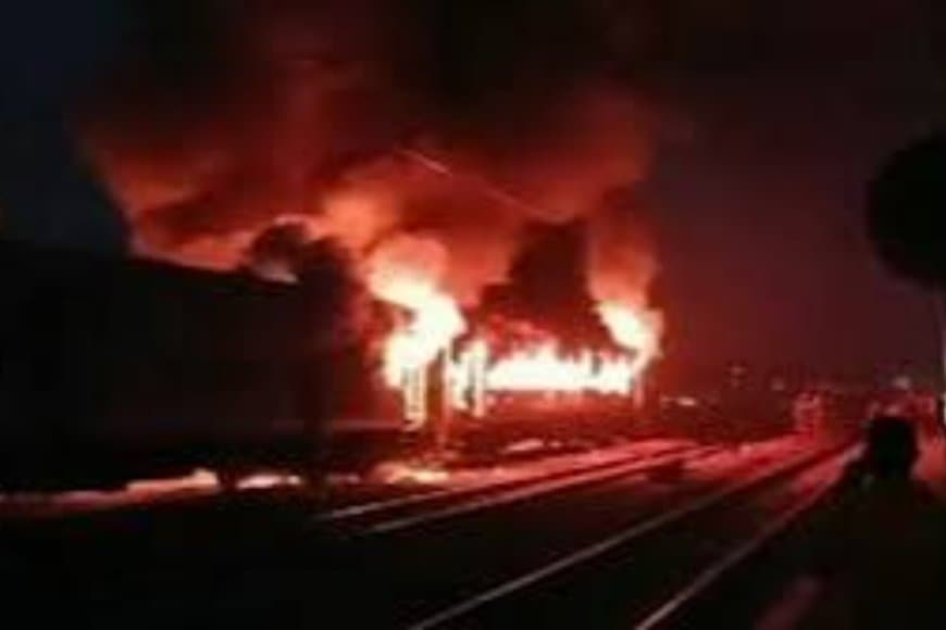 ट्रैक पर धमाका...मालगाड़ी का इंजन क्षतिग्रस्त, लोको पायलट घायल