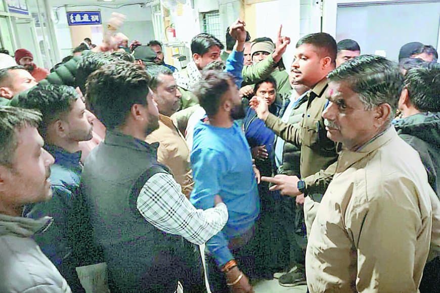 संजय गांधी अस्पताल में हंगामा, सड़क हादसे में घायल युवक की मौत पर परिजनों का आरोप