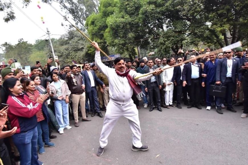 उज्जैन: राहगीरी आनंदोत्सव में सीएम ने लाठियां घुमाकर दिखाई कलाबाजी