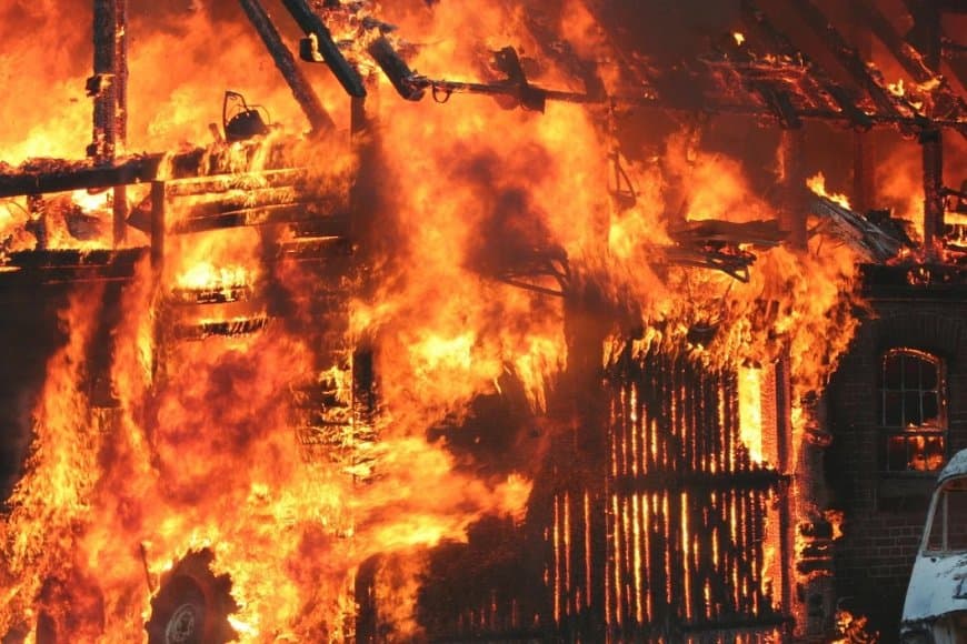 बंगाल में लगी आग... दो गोदाम में आठ लोग जिंदा जले, मचा हड़कंप