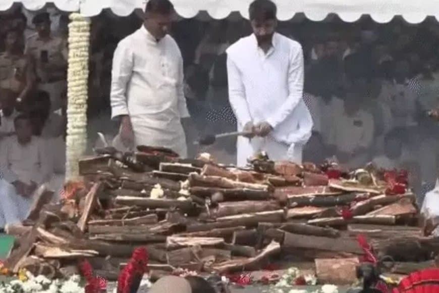 अजित पवार पंचतत्व में विलीन: बारामती में पूरे राजकीय सम्मान के साथ दी गई अंतिम विदाई