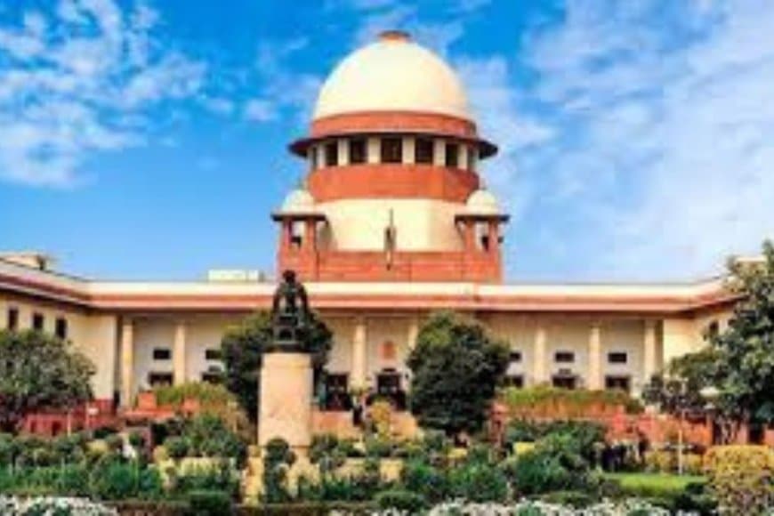 सुप्रीम कोर्ट का बड़ा फैसला: हर स्कूल में मुफ्त सैनेटरी पैड बांटना अनिवार्य, अलग टॉयलेट न होने पर रद्द होगी मान्यता