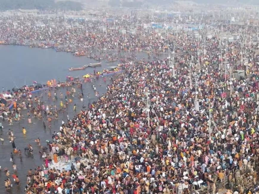 लाखों श्रद्धालु पवित्र त्रिवेणी में डुबकी लगाकर पुण्य लाभ अर्जित किया।