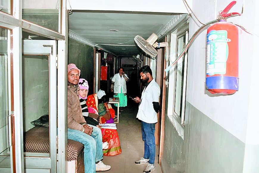 आग में झुलसा तंत्र, फायर-प्रूफ न अस्पताल न नर्सिंग होम: शॉर्ट सर्किट ने खोली स्वास्थ्य सुरक्षा व्यवस्था की पोल, नोटिसों के बावजूद बारूद के ढेर पर चल रहे अस्पताल