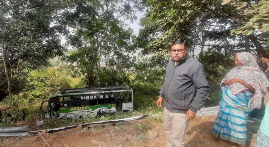 अनियंत्रित होकर एक बस रेलिंग तोड़कर खाई में गिर गई।