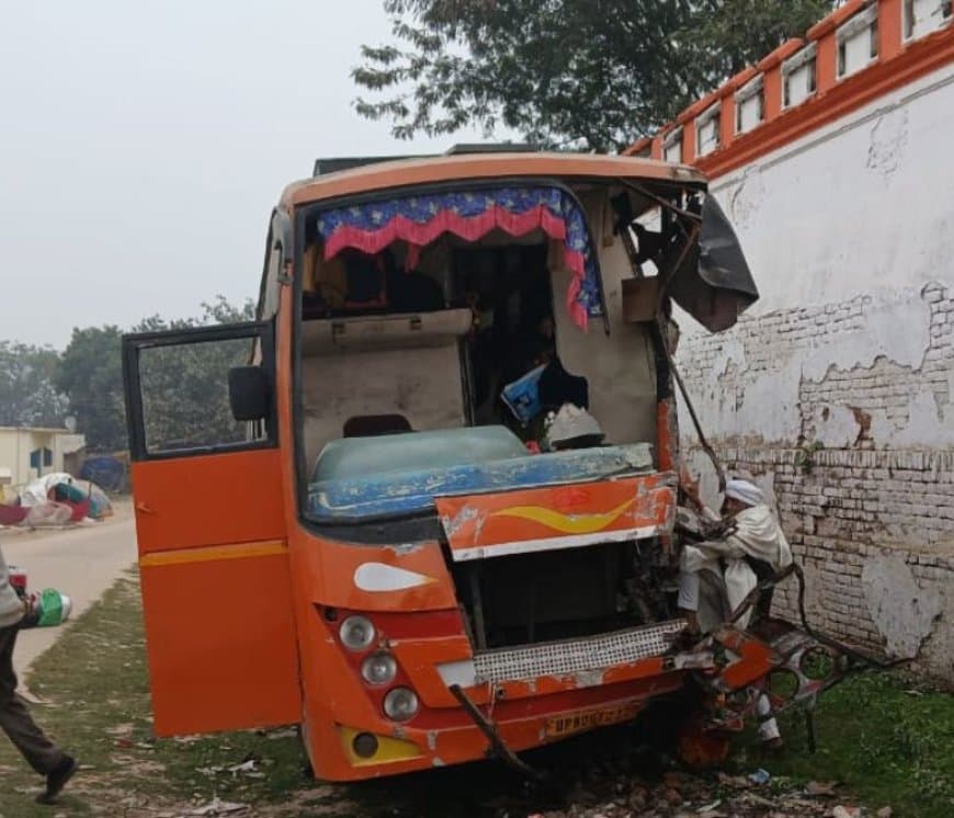 बिहार... जमुई में बस-ट्रक की टक्कर... 55 श्रद्धालु बाल-बाल बचे 