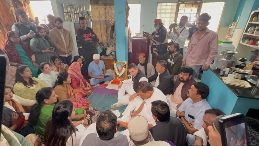 इंदौर: कांग्रेस का 'हल्ला बोल', प्रतिबंधों के बीच भारी हंगामा और पुलिस से तीखी बहस