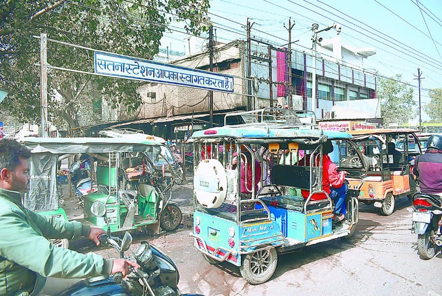 सतना रेलवे स्टेशन बना जाम का अड्डा, ऑटो चालकों की मनमानी से आवागमन ठप