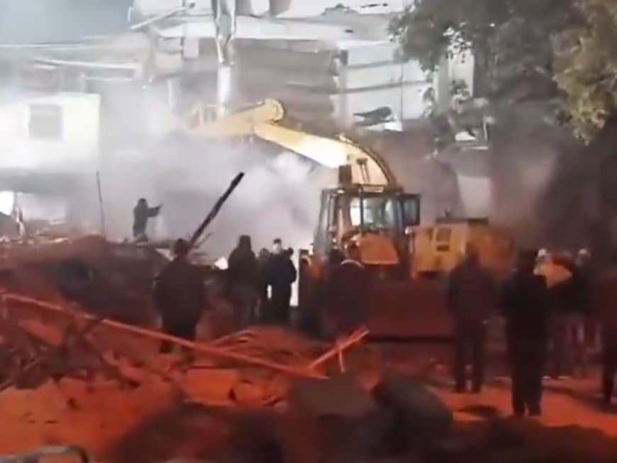 दिल्ली में बवाल...रात में चला बुलडोजर... दस पत्थरबाजों को किया गिरफ्तार