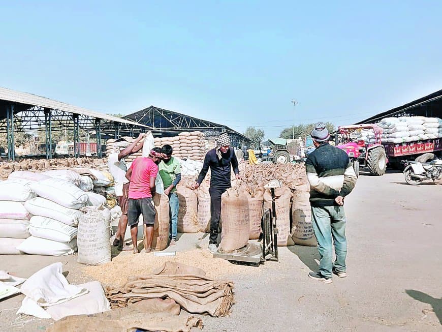 धान परिवहन में लापरवाही, नान ने ठेकेदार पर लगाया 32 लाख से अधिक जुर्माना