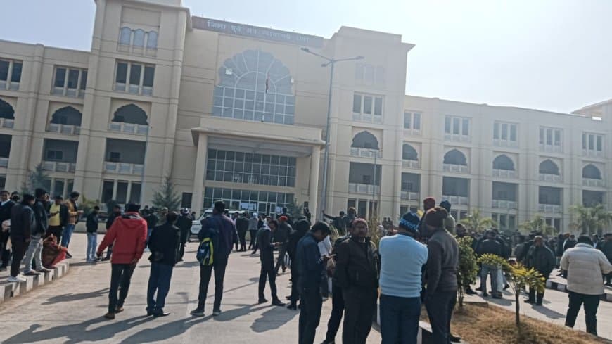 रीवा कोर्ट को बम से उड़ाने की धमकी: ई-मेल के बाद खाली कराया गया परिसर, बम स्क्वॉड का सर्च ऑपरेशन जारी