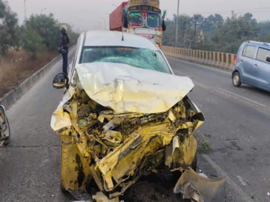 मध्यप्रदेश... इंदौर में डंपर से टकराई कार, सीट बेल्ट-एयरबैग से बची जान